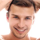 Vor und nach der fruchtbaren Phase wählt sie lieber Männer mit eher femininen Gesichtszügen. Das gilt auch, wenn Frauen nach einer langfristigen Beziehung Ausschau halten. Frauen halten diese Typen für gute Väter, vermuten Evolutionspsychologen