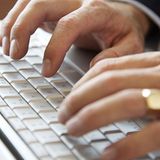 Die Arbeit war meine Droge, der Gedanke an Urlaub machte mich nervös  Thomas Ehlert*, 39, Inhaber einer Marketing-Agentur    Jahrelang hat er am Limit  gearbeitet: täglich 16 Tassen Kaffee,  12 bis 16 Stunden Arbeit, nie mehr als  vier Stunden Schlaf in der Nacht. Und  trotzdem war da die Angst, es könnte  nicht reichen. Bis die Herzrhythmusstörungen  kamen - und seine Frau  ging. "Ich hatte nie Zeit für sie", sagt  Ehlert heute. "Als sie einmal ins  Krankenhaus musste, bekam ich das  erst einen Tag später mit." Inzwischen  hat er sich einen Partner in die  Firma geholt und eine Assistentin  eingestellt, versucht, kürzerzutreten.  Die Nummer eins in seinem Leben ist  allerdings noch immer: die Firma.  *Name geändert