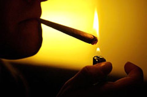 Der Sohn des Angeklagten war Drogenkonsument, er rauchte Cannabis. Um ihn in ein normales Leben zurückzuholen, wurde der Vater zum Straftäter