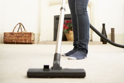 Nicht zu sehen und doch sehr lästig: In einem Gramm Staub leben bis zu 10.000 Hausstaubmilben