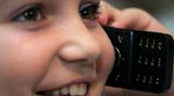 Wenn Ihr Kind auf Schulreise geht, geben Sie ihm ein Handy mit. Telefonieren Sie täglich mit ihm. So können Sie es beraten, wenn es Fragen zum Essen und zur Tabletten- oder Insulindosis hat