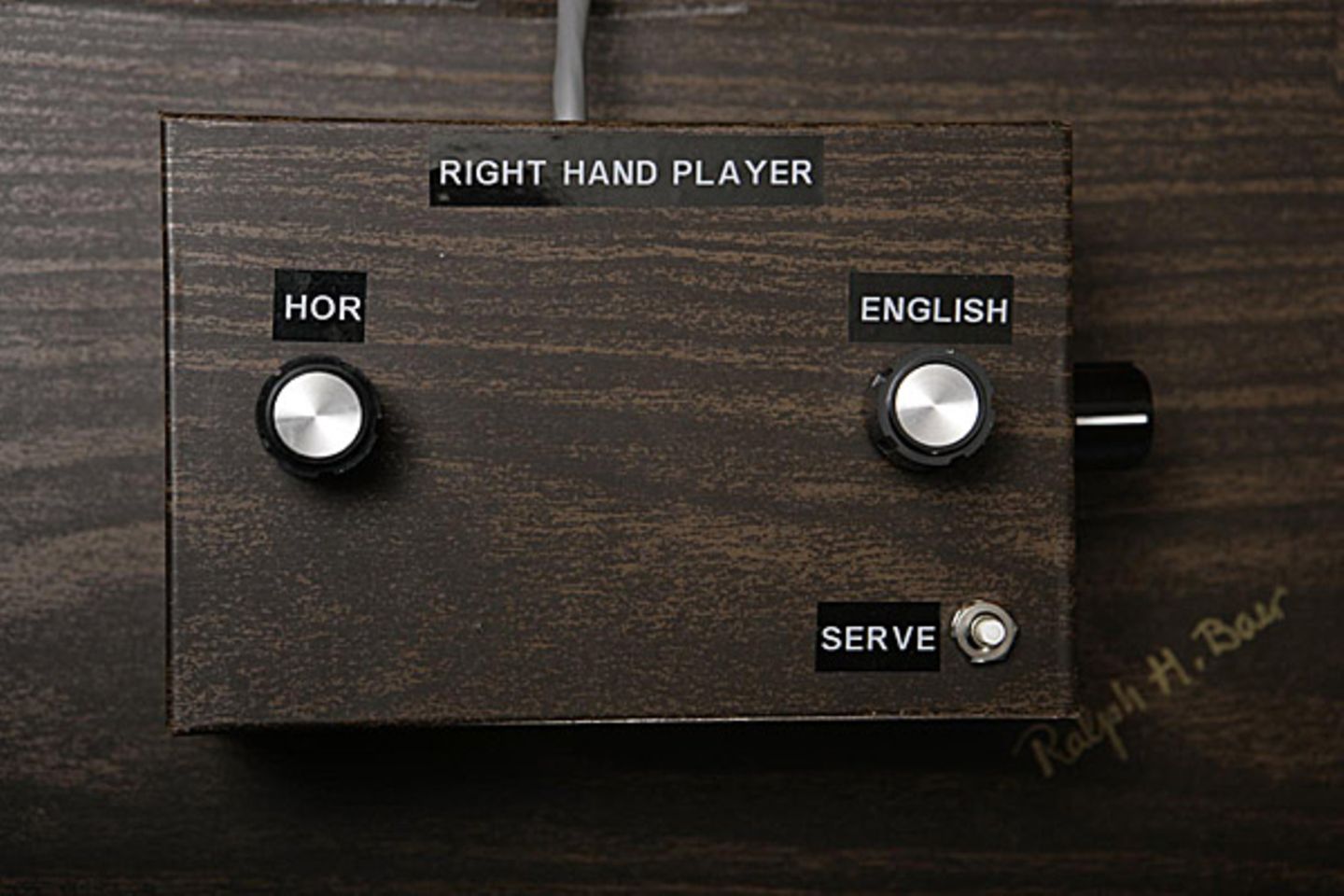Ein Controller des Prototyps. Beim ersten Spiel "Table Tennis" steuerte der linke Drehknopf die horizontale Bewegung des Schlägers. Der Regler an der rechten Seite ist für die vertikale Richtung zuständig. Der Knopf "Serve" besorgt den Aufschlag