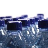 Trinken Sie kalorienbewusst und meiden Sie zuckerhaltige Getränke. Besser sind Mineral- oder Leitungswasser, ungesüßte Kräuter- und Früchtetees oder in Maßen Fruchtsäfte, am besten als Schorle. Über den Tag sollten Sie mindestens 1,5 Liter Flüssigkeit aufnehmen