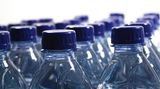 Trinken Sie kalorienbewusst und meiden Sie zuckerhaltige Getränke. Besser sind Mineral- oder Leitungswasser, ungesüßte Kräuter- und Früchtetees oder in Maßen Fruchtsäfte, am besten als Schorle. Über den Tag sollten Sie mindestens 1,5 Liter Flüssigkeit aufnehmen