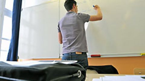 Wenn Lehrer verbeamtet werden führt das laut Bueb zu" obrigkeitsstaatlichem Denken"
