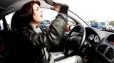 "Wenigstens ist das Auto keine Kampfzone", freut sich Sarah F. aus Kiel. "In allen anderen Bereichen müssen sich Männer mit Frauen messen, nur beim Auto nicht. Für uns Frauen ist ein Auto ein Gebrauchsgegenstand, für Männer das liebste Spielzeug"
