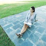 Je mehr Haut, desto geringer die Kompetenz, lautet die Formel, an der Frauen sich immer noch messen lassen müssen. Strenge Knigge-Verfechter warnen sogar vor ärmellosen Pullis und Blusen