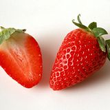 Milbona zeigt mit einem Erdbeer-Drink, was eine echte Mogelpackung ist. Trotz des Namens und des Packungsaufdrucks befindet sich nicht eine Erdbeere in dem Getränk, bemängeln die Verbraucherschützer