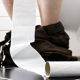 Jeder Deutsche verbraucht pro Woche eine Rolle Klopapier. Im Jahr ergibt das bei einer Durchschnittsfamilie 156 Papierrollen  Video: Das essen die Deutschen