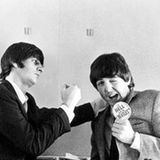 Die Beatles brachten Humor und viel frischen Wind ind ins Musikgeschäft. Hier versuchen sich Ringo Starr und Paul McCartney als Boxer (1964)    Aus dem Buch "Mania Days" (Genesis Publication)