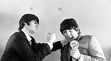 Die Beatles brachten Humor und viel frischen Wind ind ins Musikgeschäft. Hier versuchen sich Ringo Starr und Paul McCartney als Boxer (1964)    Aus dem Buch "Mania Days" (Genesis Publication)