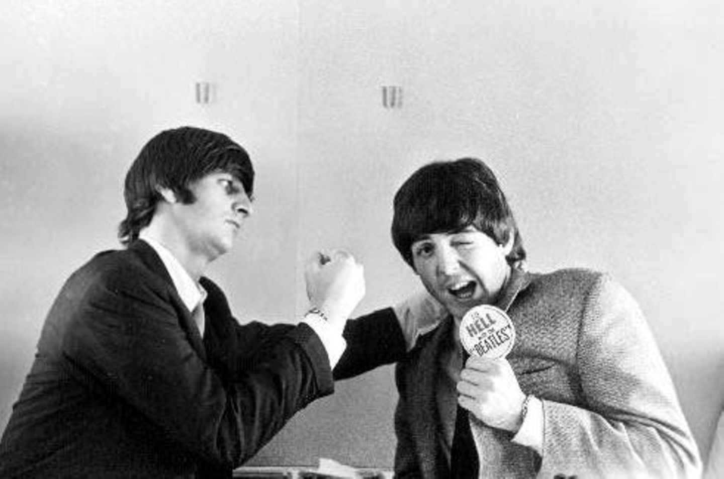 Die Beatles brachten Humor und viel frischen Wind ind ins Musikgeschäft. Hier versuchen sich Ringo Starr und Paul McCartney als Boxer (1964)    Aus dem Buch "Mania Days" (Genesis Publication)