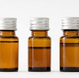 Füllen Sie sich für unterwegs tensidfreie Waschlotion in kleine Fläschchen. Seifen in öffentlichen Gebäuden enthalten häufig Hautdesinfektionsmittel, die Neurodermitiker nur in Ausnahmefällen verwenden sollten