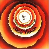 Wer bei Stevie Wonder noch immer zuerst an "I just called to say I love you" denkt, der sollte sich schleunigst Songs in the Key of Life zu Gemüte führen. Denn auf dem Doppelalbum aus dem Jahr 1976 präsentiert sich der Musiker als ausgereifter Künstler, der souverän auf der Tastatur der schwarzen Musiktradition zu spielen weiß, in seine Texte dabei immer auch die soziale Realität einfließen lässt. Das Album deckt von schmachtenden Balladen ("Joy inside my tears") über funkige Abräumer ("Sir Duke") bis hin zu klassischen Popsongs ("As") eine selten gehörte Bandbreite ab. Nie war Soul vielseitiger!