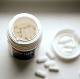 Hilfreich ist auch, Erste-Hilfe-Medikamente zusätzlich an Orten zu deponieren, an denen Sie sich oft aufhalten, etwa im Auto oder am Arbeitsplatz