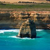 Vom Helikopter aus bietet sich ein grandioser Blick auf einsame Felsriesen vor der buntgestreiften Steilküste im Süden Australiens