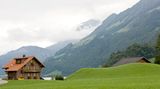 Schweiz: Bollwerk gegen Deutsche und Franzosen    Warum reisen, wo es hier so schön ist? Um das Schweizer Bankgeheimnis steht es hingegen nicht gut. Die Großbank UBS hat Kundendaten in die USA übermittelt, um einer hohen Strafe zu entgehen. Ein Gericht stoppte den Datentransfer - doch das Bankgeheimnis gilt seither als Auslaufmodell