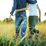 Lassen Sie bei Frustattacken die Schokolade liegen und gehen Sie spazieren. Bewegung und Sonnenstrahlen bringen den Stoffwechsel im Gehirn auf Trab und bescheren Glücksgefühle - umsonst und kalorienfrei