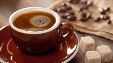 Vom Kaffee ins Blut: Wie eine kleine Haube lagern sich Zuckermoleküle auf dem roten Blutfarbstoff ab