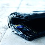 Der Geldbeutel von Red_Gsi dürfte ebenfalls ziemlich dick sein. "Ich habe Liebesbriefe, ganz viele Visitenkarten, Kunden- und Versichertenkarten, Geld, Quittungen und natürlich Fotos in meinem Portemonnaie", sagt sie