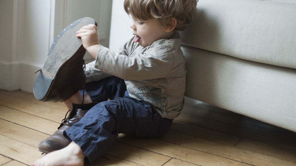 Unpassend: Schuhe und Pillen von Papa