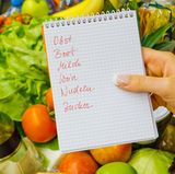 Schreiben Sie eine Einkaufsliste und halten Sie sich beim Einkaufen daran. Gehen Sie nie hungrig los.