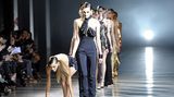 Als Model eine Show zu beenden und die Riege der Mädchen anzuführen, gilt als besondere Ehre. Umso ärgerlich ist es, wenn man dann als Erste den Halt verliert - wie diese Blondine bei der Pariser Modewoche im Februar 2012.
