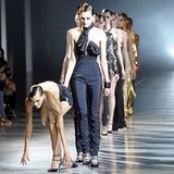 Als Model eine Show zu beenden und die Riege der Mädchen anzuführen, gilt als besondere Ehre. Umso ärgerlich ist es, wenn man dann als Erste den Halt verliert - wie diese Blondine bei der Pariser Modewoche im Februar 2012.