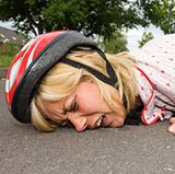 Wenn Sie sich beim Sport verletzen und es im Mund stark blutet, beißen Sie vorsichtig auf ein Stofftaschentuch und kühlen Sie die betroffene Stelle von außen mit Eiswürfeln. Wenn Sie merken, dass Ihre Zähne bei einem Unfall beschädigt wurden, suchen Sie nach verlorenen Zähnen oder Zahnteilen und berühren Sie nicht die Wurzel des heraus gebrochenen Zahns