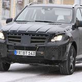 Derzeit läuft die Wintererprobung im Hause Daimler auf vollen Touren. Gerade in Lappland drehen die Erlkönige aus Stuttgart derzeit Runde um Runde. So wenig dieses Jahr an Neuheiten bei Mercedes passiert, so sehr geht es in den nächsten Jahren in die Vollen. Eines der wichtigsten Modelle der nächsten Jahre ist die neue M-Klasse, die im Sommer 2011 ihre Premiere feiern wird. Der Druck ist groß, denn vorher bekommt die SUV-Klasse der Edel-SUV mit Neuauflagen von VW Touareg und Porsche Cayenne sowie des BMW X3/X5 viel frischen Wind