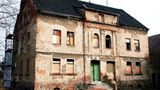 In diesem Haus in Halle an der Saale wurde Hans Dietrich Genscher am 21. März 1927 geboren. Sein Leben lang war er seiner Heimat verbunden - er hätte sich nach der Wiedervereinigung auch vorstellen können, als Abgeordneter im sachsen-anhaltinischen Parlament zu sitzen.