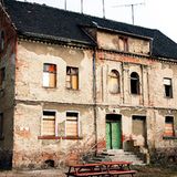 In diesem Haus in Halle an der Saale wurde Hans Dietrich Genscher am 21. März 1927 geboren. Sein Leben lang war er seiner Heimat verbunden - er hätte sich nach der Wiedervereinigung auch vorstellen können, als Abgeordneter im sachsen-anhaltinischen Parlament zu sitzen.