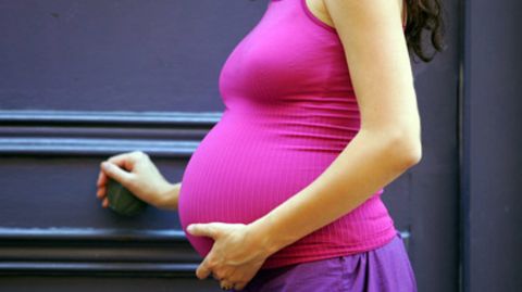 Auch wenn es sich schwer verheimlichen lässt: Ob schwanger oder nicht, geht Ihren Vermieter nichts an