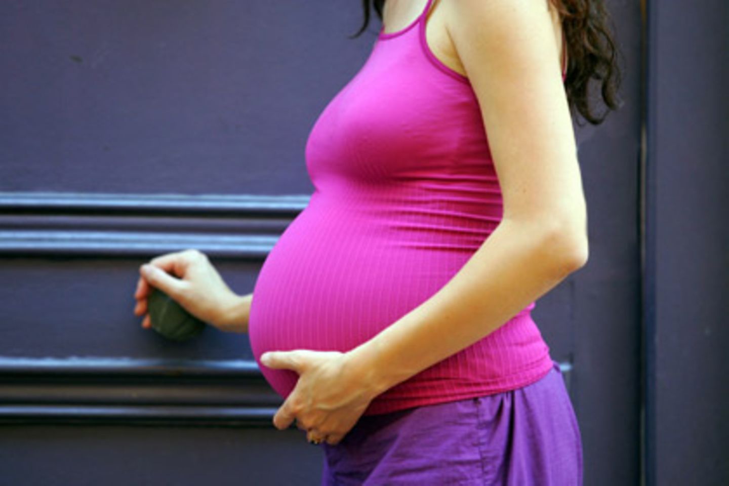 Auch wenn es sich schwer verheimlichen lässt: Ob schwanger oder nicht, geht Ihren Vermieter nichts an