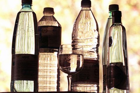 "Near Water"-Getränke werben mit gesundheitlichem Zusatznutzen. Verbraucherschützer stellen das jedoch in Frage