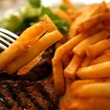 Mit 2,1 Kilokalorien pro Gramm liegen Pommes noch im gelben Bereich. Der Vergleich mit anderen Beilagen entlarvt sie aber als Superdickmacher: Kartoffeln etwa haben nur 0,7 Kilokalorien pro Gramm