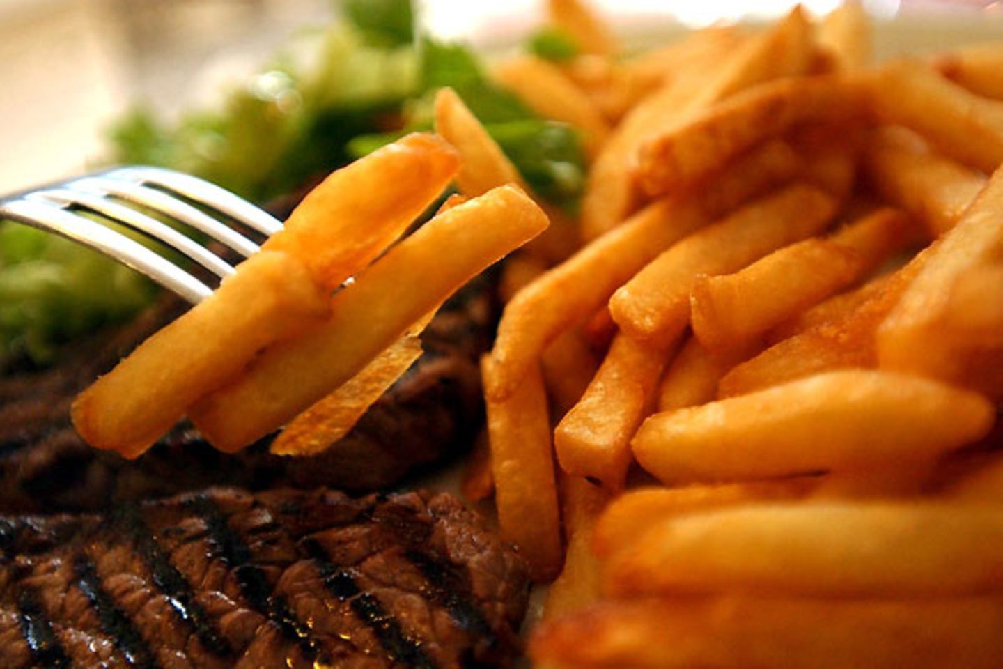 Mit 2,1 Kilokalorien pro Gramm liegen Pommes noch im gelben Bereich. Der Vergleich mit anderen Beilagen entlarvt sie aber als Superdickmacher: Kartoffeln etwa haben nur 0,7 Kilokalorien pro Gramm