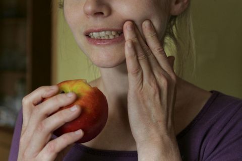 Liegt ein Teil des Zahns frei, quält Heißes und Kaltes, Süßes und Saures