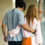 Werden die Schmerzen richtig schlimm, bringen Sie den Kranken lieber zu einem Arzt. Wenn nötig, stützen Sie ihn auf dem Weg dorthin.