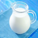 Vorsicht bei Nahrungsmitteln aus Schafs- oder Ziegenmilch, die als Produkte für Milchallergiker angeboten werden. Die Betroffenen sollten sicherstellen, dass sie nicht auch gegen diese Milcheiweiße allergisch sind