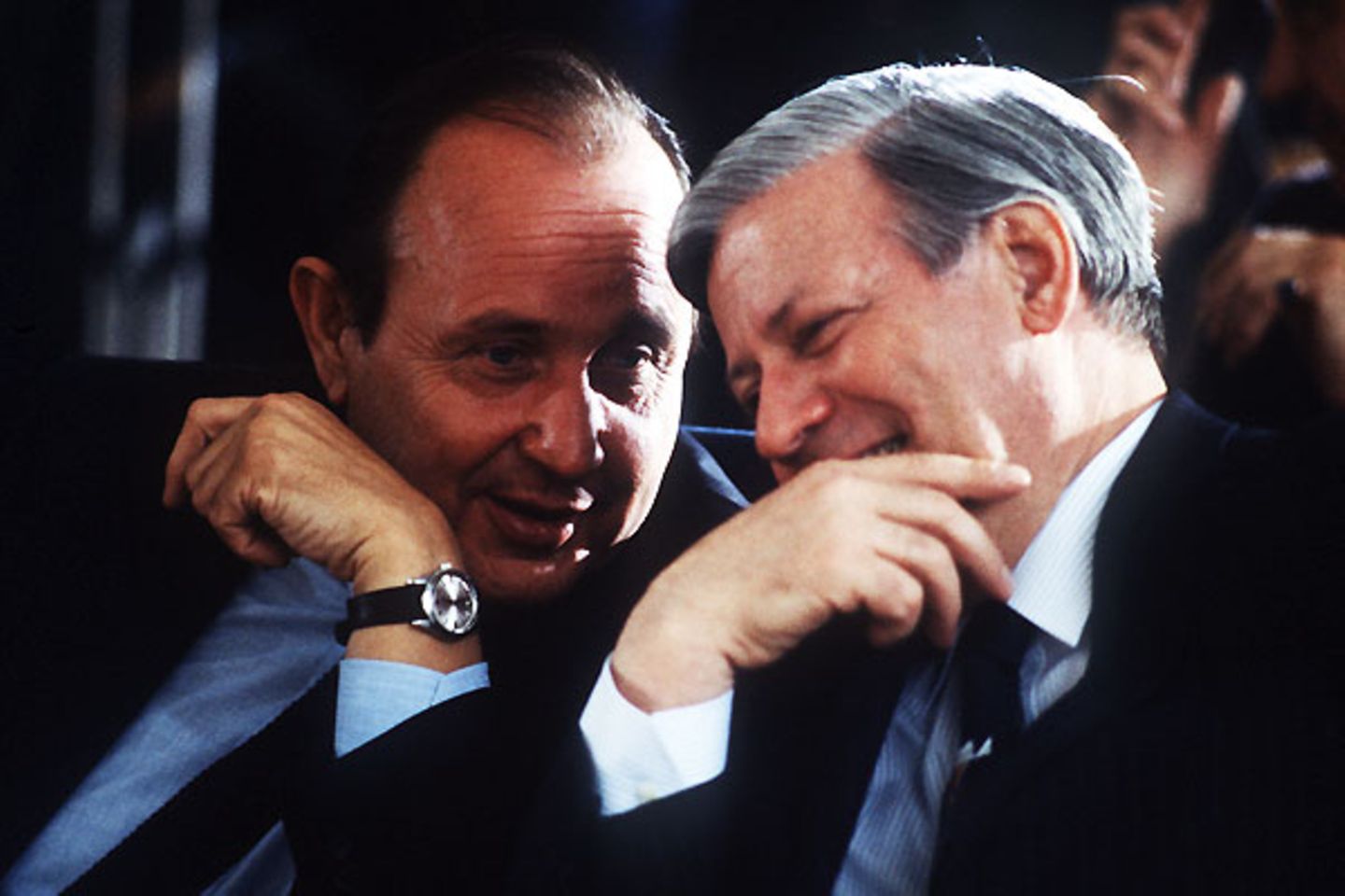 Helmut Schmidt machte Genscher 1974 zum Außenminister. Acht Jahre später leitete der Vizekanzler die Wende ein. Wegen zunehmend unterschiedlicher Auffassungen verließ die FDP die Koalition mit der SPD und machte Helmut Kohl zum Bundeskanzler.