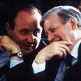 Helmut Schmidt machte Genscher 1974 zum Außenminister. Acht Jahre später leitete der Vizekanzler die Wende ein. Wegen zunehmend unterschiedlicher Auffassungen verließ die FDP die Koalition mit der SPD und machte Helmut Kohl zum Bundeskanzler.