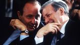 Helmut Schmidt machte Genscher 1974 zum Außenminister. Acht Jahre später leitete der Vizekanzler die Wende ein. Wegen zunehmend unterschiedlicher Auffassungen verließ die FDP die Koalition mit der SPD und machte Helmut Kohl zum Bundeskanzler.