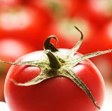 Spinat, Salat, Tomaten, auch Leber und Getreideprodukte enthalten reichlich Folsäure. Sie schützt vor Herz-Kreislauf-Erkrankungen.