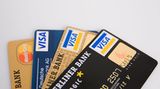 Kostenlos zahlen    Wählen Sie ein kostenloses Bezahlverfahren. Jeder Anbieter hat mindestens eins im Programm. Etwa die Zahlung per Lastschrift (Abbuchung vom Konto). Bei Ryanair ist nur die Zahlung mit der Guthabenkarte Visa Electron kostenlos. Die Zahlung per Lastschrift oder Kreditkarte kostet bei Ryanair fünf Euro extra. Pro Person und Strecke