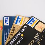 Kostenlos zahlen    Wählen Sie ein kostenloses Bezahlverfahren. Jeder Anbieter hat mindestens eins im Programm. Etwa die Zahlung per Lastschrift (Abbuchung vom Konto). Bei Ryanair ist nur die Zahlung mit der Guthabenkarte Visa Electron kostenlos. Die Zahlung per Lastschrift oder Kreditkarte kostet bei Ryanair fünf Euro extra. Pro Person und Strecke