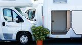 Schleswig-Holstein    Im nördlichsten Bundesland sind die Einwohner zwischen Nord- und Ostsee stürmische Zeiten gewohnt. Und da das Geld für keine Fernreise mehr reicht, sucht man halt nach einem Wohnmobil. Mit dem können die Norddeutschen ein wenig vor der nahenden Pleite entfliehen  Die gefetteten von Google Trends ermittelten Begriffe zeigen an, wonach im jeweiligen Bundesland in der Krise deutlich mehr gesucht wurde, als den 15 anderen Bundesländern.