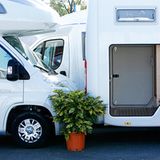 Schleswig-Holstein    Im nördlichsten Bundesland sind die Einwohner zwischen Nord- und Ostsee stürmische Zeiten gewohnt. Und da das Geld für keine Fernreise mehr reicht, sucht man halt nach einem Wohnmobil. Mit dem können die Norddeutschen ein wenig vor der nahenden Pleite entfliehen  Die gefetteten von Google Trends ermittelten Begriffe zeigen an, wonach im jeweiligen Bundesland in der Krise deutlich mehr gesucht wurde, als den 15 anderen Bundesländern.