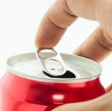 Seien Sie vorsichtig beim Grillen und Picknicken oder wenn Sie im Biergarten sitzen. Decken Sie Getränke mit einem Bierdeckel ab und kontrollieren Sie den Inhalt von Flaschen und Gläsern vor jedem Schluck. Besonders riskant ist das Trinken aus Dosen: Von außen können Sie nicht erkennen, ob womöglich eine Wespe in den Behälter gekrochen ist