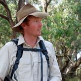 Der Naturwissenschaflter Shayne Neal betreibt mit seiner Frau Lizzie mitten im Nationalpark am Kap Otway eine Eco-Lodge für Touristen, die Flora und Fauna hautnah erleben wollen. Abends kommen Kängurus zu Besuch.